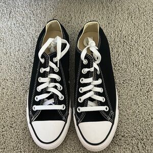NEVER WORN ! size 8 women low top converse